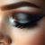 Makijaż smoky eyes: jak stworzyć zjawiskowy efekt na oczach?